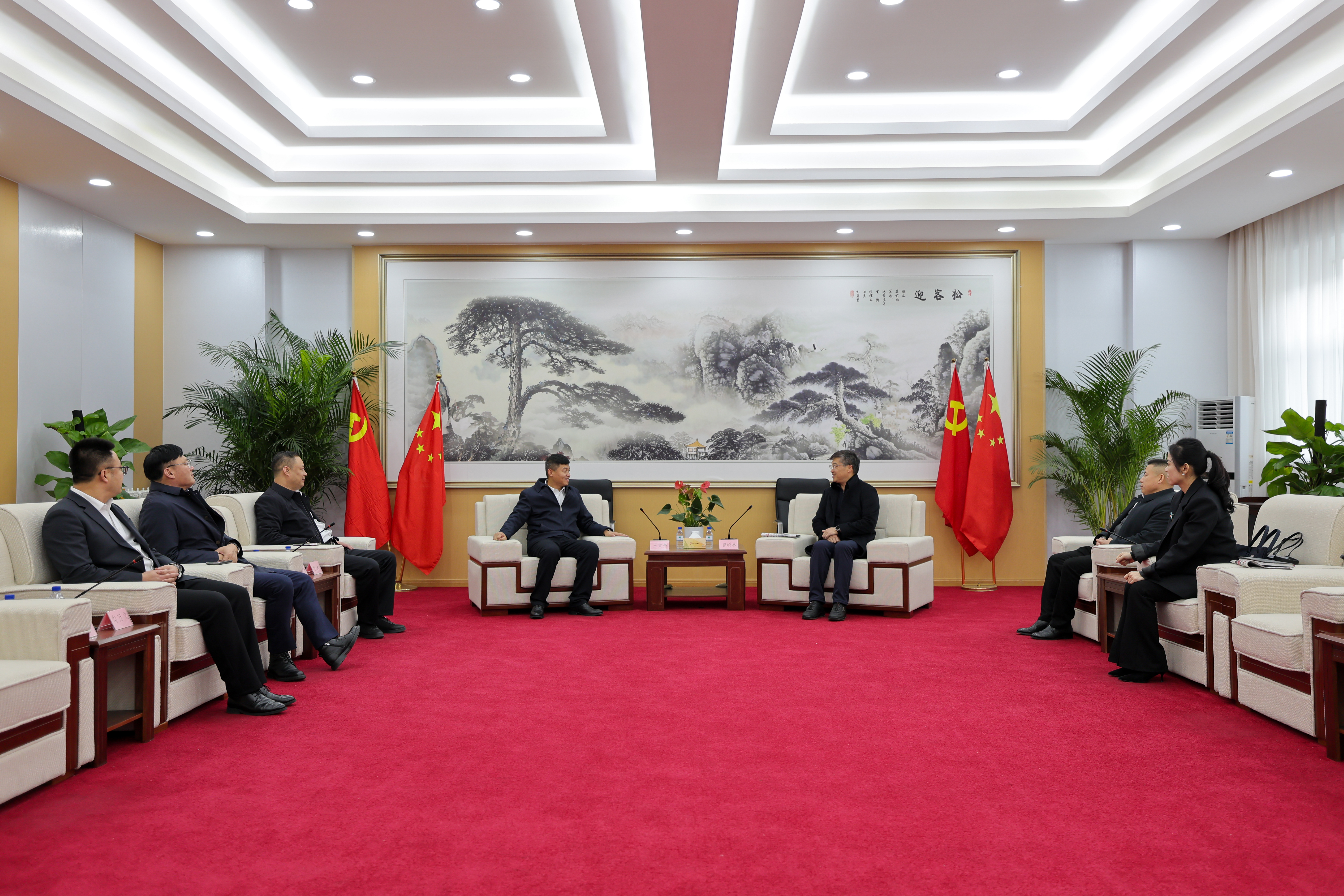 王文亮與大祥區委副書記、區長曾嶠林會談，中國經濟改革基金會新質生產力專項管理委員會副主任申濤參加會談